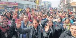  ?? PARDEEP PANDIT/HT PHOTO ?? ■
Employees of banks holding a protest in Jalandhar on Friday.