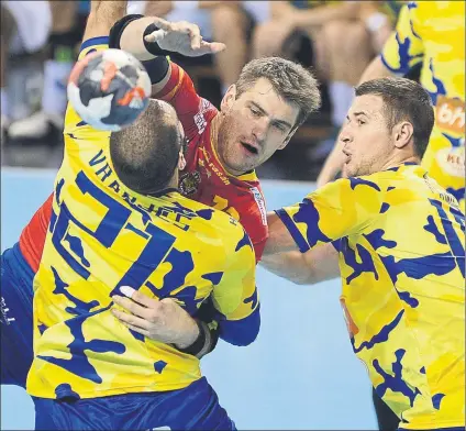  ?? FOTO: EFE ?? Julen Aginagalde, luchando con el bosnio Vranjes ayer en Valladolid. El pivote vasco del Kielce fue una pesadilla para los rivales