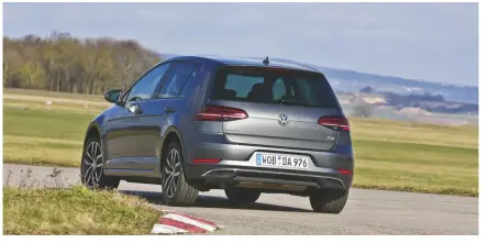  ??  ?? De 80 kilo lichtere Volkswagen gaat nog makkelijke­r door bochten dan de Opel.