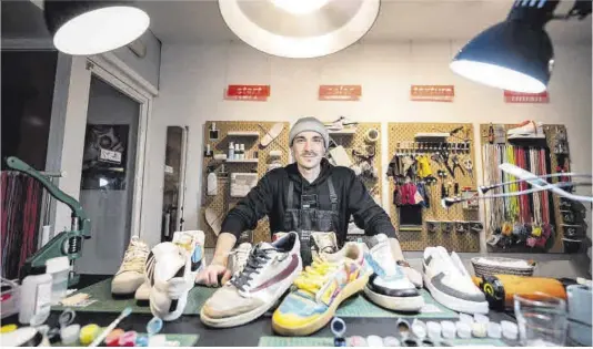  ?? Zowy Voeten ?? Salvatore Coppola, rodeado de zapatillas ‘handmade’, en el ‘lab’ de la nueva Barcelona Sneakers Academy, en Gràcia.