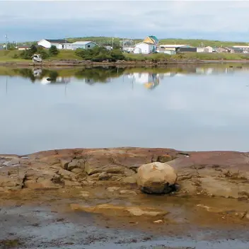  ??  ?? Le village de La Romaine compte 1050 citoyens. Situé sur la Côte-Nord, il n’est pas relié par une route ou par le réseau hydroélect­rique.