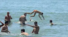  ?? (foto Guaitoli) ?? Festa in acqua per tanti ragazzi