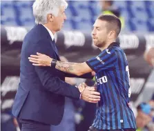  ?? LAPRESSE ?? Gian Piero Gasperini, tecnico dell’Atalanta, e il “Papu” Gomez