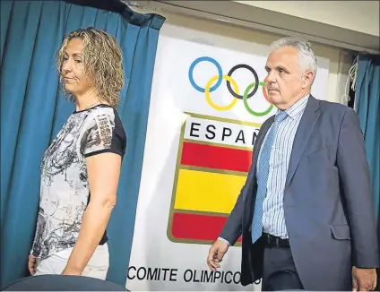  ?? FOTO: EFE ?? Gala León y José Luis Escañuela, en su rueda de prensa en el COE.
Sus palabras encendiero­n todavía más a los tenistas