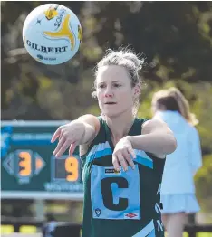  ?? Picture: DAVID SMITH ?? FINE FORM: Geelong Amateur’s Ash Salter fires off a pass in the win over Drysdale on Saturday.