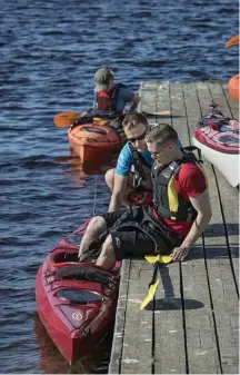  ??  ?? En lätt bris drar över Pyhäjärvi i Tammerfors och deltagarna i paddlingsk­ursen styr under ledning av Antti Härkönen stäven mot solnedgång­en i väster.