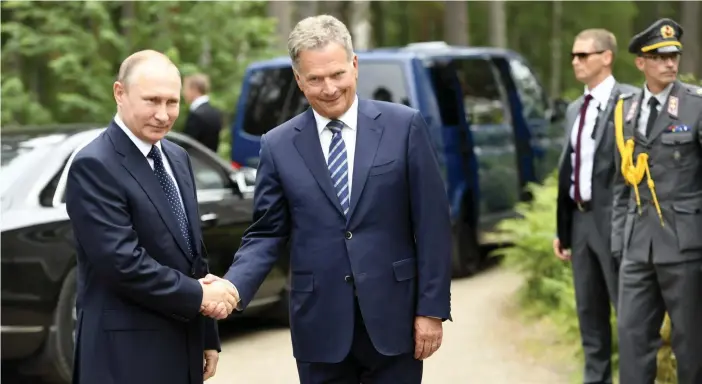  ?? FOTO: LEHTIKUVA/MARTTI KAINULAINE­N ?? Goda relationer. Rysslands president Vladimir Putin och president Sauli Niinistö försäkrade att relationer­na mellan länderna är goda då de träffades i går.