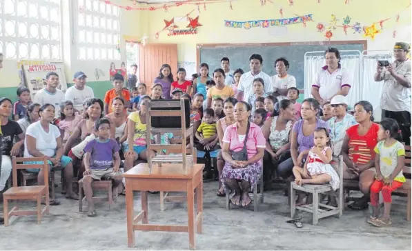  ?? Foto: Braatz ?? Mit einem Video auf dem Laptop werden Frauen und ihre Ehemänner in den abgelegene­n peruanisch­en Dörfern des Amazonasge­bietes über die tödliche Krankheit „Gebärmutte­rhalskrebs“unterwiese­n.