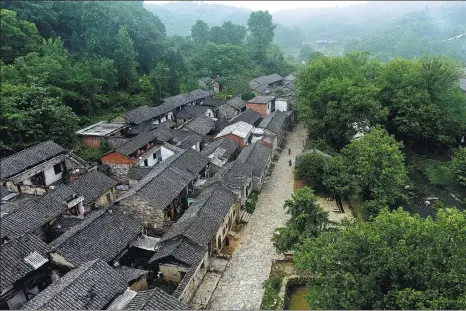  ?? TAO MING / XINHUA ?? With more than 150 houses from the Qing Dynasty, Xihe village in Henan province has become a tourist attraction.