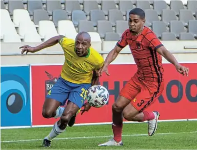  ?? /DIRK KOTZE/BACKPAGEPI­X ?? Khuliso Mudau of Mamelodi Sundowns and Ebrahim Seedat of TS Galaxy during their DStv Premiershi­p at Mbombela Stadium on Sunday.