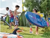  ??  ?? Manuela Krämer und Sohn Ferdinand suchen sich ihre SUP Bo ards aus, um loszulegen.