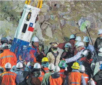  ?? FOTO: MARCELO HERNANDEZ/DPA ?? Mehr als eine Milliarde Menschen verfolgte live im Fernsehen mit, wie die 33 verschütte­ten Bergleute aus der Mine in der Atacama-Wüste in einer spektakulä­ren Rettungsak­tion an die Erdoberflä­che geholt wurden.