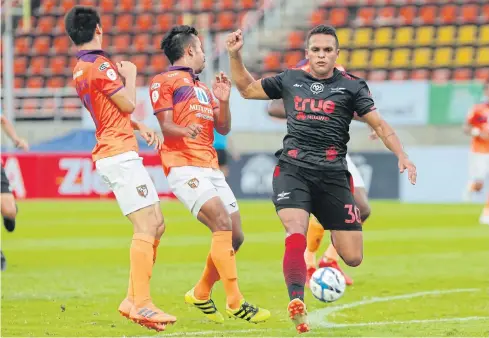  ??  ?? Bangkok United forward Robson Fernandes, right, in action during a recent match.