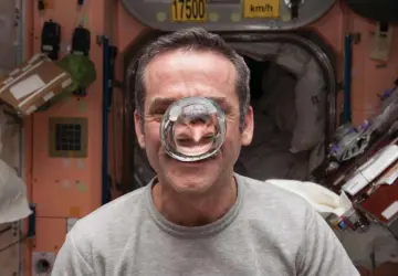  ??  ?? Commander Chris Hadfield turns a mouthful of water into a free-floating bubble aboard the Internatio­nal Space Station in 2013.