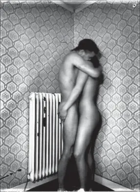  ?? J.H. ENGSTRÖM ?? Trying to
Dance. Una de las imágenes del libro con el que se dio a conocer J.H. Engström, en la que incluía 97 fotografía­s de desnudos, habitacion­es y exteriores.