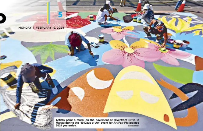  ?? EDD GUMBAN ?? Artists paint a mural on the pavement of Riverfront Drive in Makati during the ‘10 Days of Art’ event for Art Fair Philippine­s 2024 yesterday.