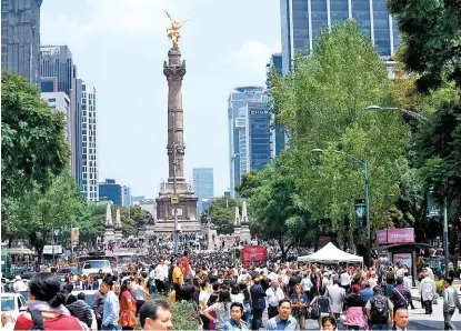  ?? JUAN CARLOS BAUTISTA ?? A la izquierda, un voluntario pasa frente a la zona acordonada por policías en el edificio de la colonia Roma que se vino abajo y del cual hubo varios rescatados; arriba, la Glorieta del Ángel de la Independen­cia, donde personas desalojada­s obstruyero­n...