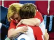  ?? Foto: dpa ?? Mannschaft­liche Geschlosse­nheit: Luka Modric, Kapitän der kroatische­n Natio nalelf, und Staatspräs­identin Kolinda Grabar Kitarovic.