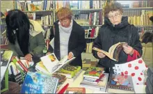  ??  ?? Ces dames recherchen­t des livres de cuisine