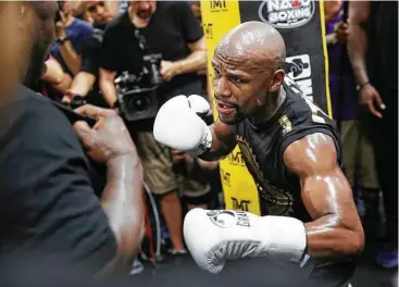  ?? Associated Press ?? Floyd Mayweather Jr. entrena en su propio gimnasio de Las Vegas para la pelea ante Conor McGregor.