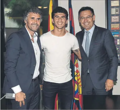  ?? FOTO: FCB ?? Carles Aleñà, con su padre Francesc, ex futbolista, y el presidente Bartomeu, durante el acto de la renovación hasta 2020