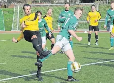  ?? FOTO: DIETER WIECHMANN ?? Voller Einsatz: In Amern zeigte Jan Rakow (r.) mit dem VdS Nievenheim eine beherzte Leistung. Am Sonntag kommt der SC Velbert.