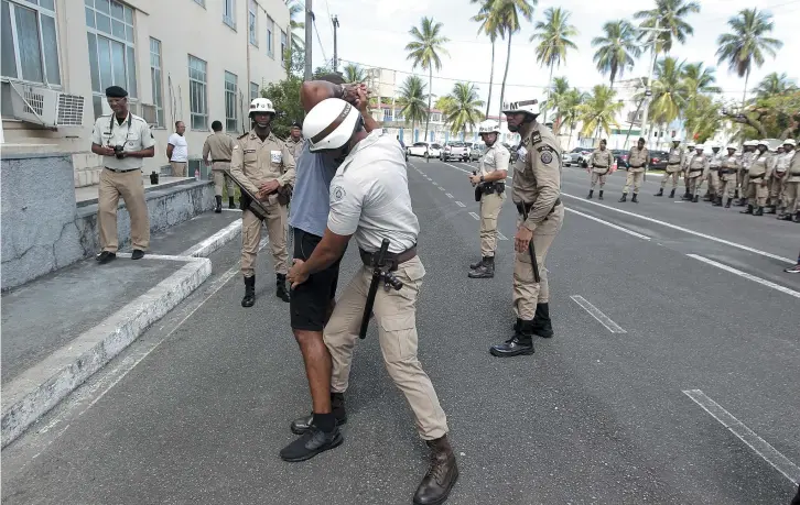  ?? ARISSON MARINHO ?? Policiais participam de treinament­o antes do Carnaval. Neste ‘ensaio’, os ‘foliões’ também fazem parte da corporação