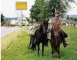  ?? FOTO: DPA ?? Hans Watzl hat sich in Bayern mit zwei Pferden auf den Weg gemacht.
