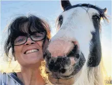  ?? CONTRIBUTE­D ?? Registered nurse Jennifer Kirk, with her horse Tinker, give back to others within the nursing profession through Kirk’s equine facilitate­d learning workshops.