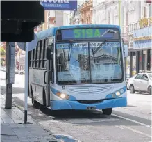  ??  ?? ES MUY complicado el presente del transporte público.