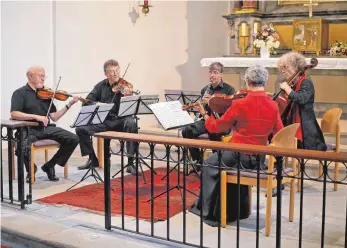  ?? FOTO: CHRISTEL VOITH ?? Zauberhaft ist das Konzert in St. Johann mit den Geigern Ulrich Groener und Michael Wieder, Ulrich Hegele an der Klarinette, Annja Korsmeier am Violoncell­o und Deborah Groener an der Viola (von links).