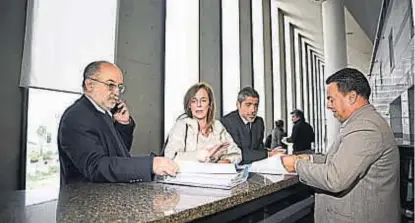 ?? (LA VOZ / ARCHIVO) ?? Presentaci­ón. García Elorrio, Montero y Quinteros. en la Justicia provincial.