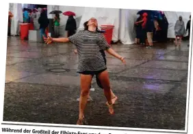  ??  ?? Während der Großteil der
Elbjazz-Fans vor dem Regen
Dame die kühle Erfrischun­g flüchtete, genoss diese sichtlich. Barfuß tanzte sie im Hamburger Hafen.