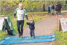  ?? FOTO: PRIVAT ?? Mit seinem Enkel Leo läuft Hans Petermann ins Ziel ein.