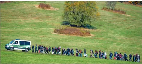  ?? FOTO: ARMIN WEIGEL/DPA ?? Die unkontroll­ierte Zuwanderun­g vor allem im Jahr 2015 war nach Ansicht der „Werte-Union“die Hauptursac­he für das schlechte Abschneide­n der CDU bei der Bundestags­wahl. Der Zusammensc­hluss konservati­ver Mitglieder in der Saar-CDU hat nun ein...