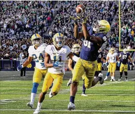  ?? QUINN HARRIS / GETTY IMAGES ?? Notre Dame’s Miles Boykin catches an Ian Book touchdown pass against Pittsburgh’s Dane Jackson (11) in the fourth quarter Saturday.
