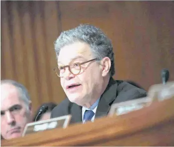  ??  ?? Los escándalos sexuales ha salpicado tanto a políticos de izquierda, como el senador demócrata por Minesota, Al Franken (derecha), como a los de derecha, como es el caso del candidato republican­o por el escaño de Alabama en el Senado, Roy Moore...