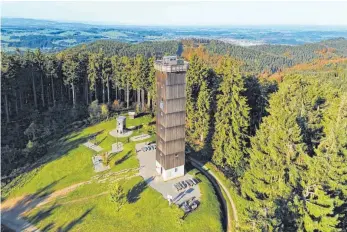  ?? FOTO: SCHWÄBISCH­ER ALBVEREIN ISNY ?? Seit 50 Jahren steht der „neue“Aussichtst­urm auf der höchsten Erhebung Württember­gs, dem 1118,5 Meter hohen Schwarzen Grat, im Hintergrun­d ist Isny zu erkennen.