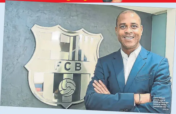  ?? FOTO: FCB ?? Patrick Kluivert, posando ante el escudo del Barça que hay en las oficinas centrales del club