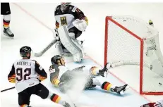  ?? FOTO: JOSEK/AP/DPA ?? Goalie Niklas Treutle (oben), Marcel Noebels (links) und Oliver Mebus können nur noch tatenlos zusehen, wie ein Gegentor fällt.