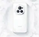  ?? ?? Arriba, el nuevo Xiaomi 14 Ultra, con cuatro sensores fotográfic­os de alto nivel. Abajo, lo último de Samsung, la serie 24.
Un hombre con las gafas inteligent­es Apple’s Vision Pro, arriba; aspecto del Honor Magic 6 (a la izquierda), y , abajo, el Nothing Phone 2.