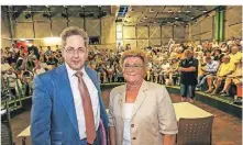  ?? FOTO: HJBA ?? Sylvia Pantel mit Hans-Georg Maaßen, der vor einigen Jahren in Düsseldorf zu Gast war.