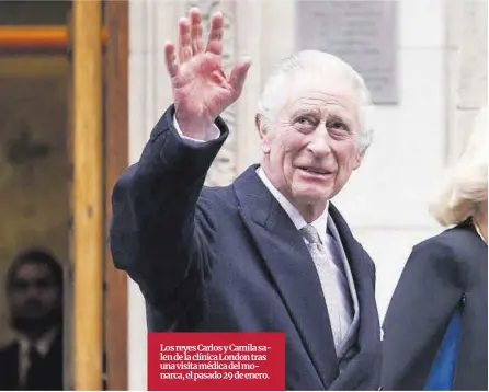  ?? ?? Los reyes Carlos y Camila salen de la clínica London tras una visita médica del monarca, el pasado 29 de enero.