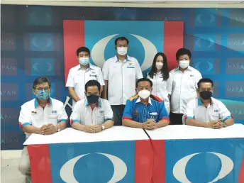  ?? ?? Dr Micheal Teo (seated second right) and PKR leaders and election candidates call on EC to defer election.