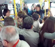  ??  ?? La linea D, alle 8 di mattina il bussino è strapieno