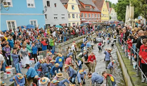  ?? Archivfoto: Christoph Koelle ?? Bisher dürfen beim jährlichen Fischertag in Memmingen nur Männer und Buben den Stadtbach ausfischen. Dagegen klagt eine Frau.