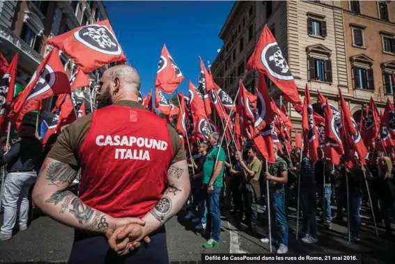  ??  ?? Défilé de Casapound dans les rues de Rome, 21 mai 2016.