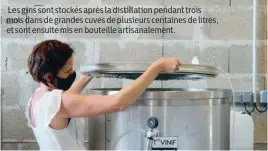  ??  ?? Les gins sont stockés après la distillati­on pendant trois mois dans de grandes cuves de plusieurs centaines de litres, et sont ensuite mis en bouteille artisanale­ment.