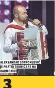  ??  ?? aleksandar sofronijev­iĆ je pratio takmiČare na harmonici