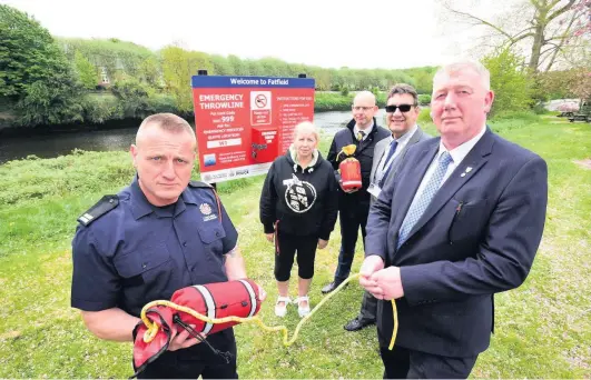  ??  ?? Dave Irwin (holding bag) with Coun John Kelly (right), Coun Fiona Miller, Coun Tony Taylor (centre) and Coun David Snowdon at the site of the new throw line board on the River Wear at Fatfield